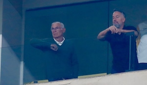 Héctor Cúper presencia el duelo de Universitario ante Grau desde el palco presidencial del Estadio Monumental