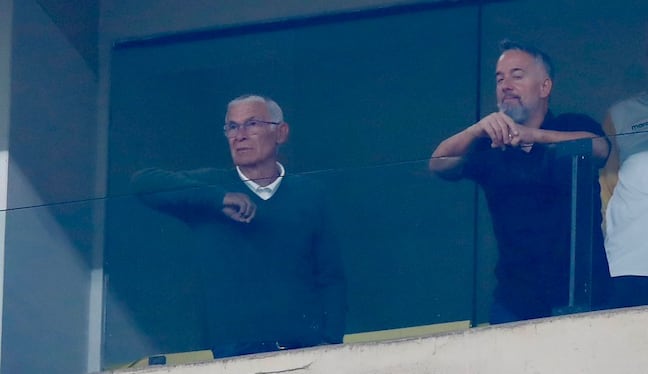 Argentino Héctor Cúper estuvo en el palco presidencial del Estadio Monumental .(Foto: Fernando Sangama / @photo.gec)