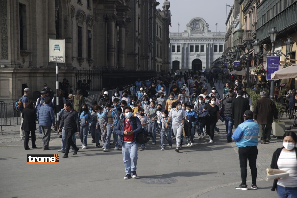 Turistas y comerciantes contentos por el retiro de las rejas en la Plaza de Armas. (Isabel Medina / Trome / Renzo Salazar)