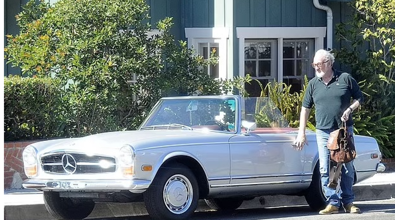 De carácter risueño, la estrella de 75 años, apareció muy sonriente mientras conducía por la ciudad en su antiguo auto deportivo convertible Mercedes, según muestran las fotos exclusivas de DailyMail.com.