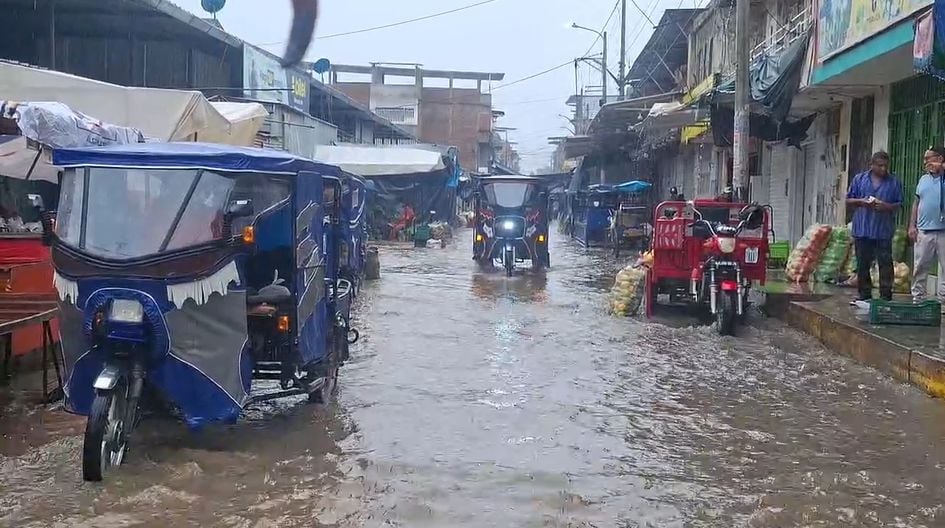 Zonas de Chulucanas como el mercado modelo completamente anegadas por intensas lluvias en Piura. (Foto: Raúl Chero / Facebook)