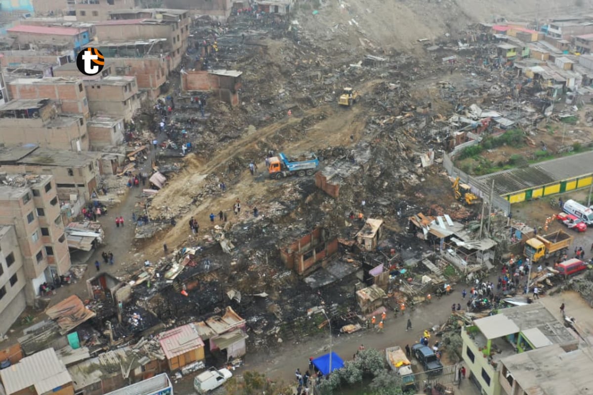 Dantesco incendio arrasó más de 100 viviendas. (Julio Reaño @gec)