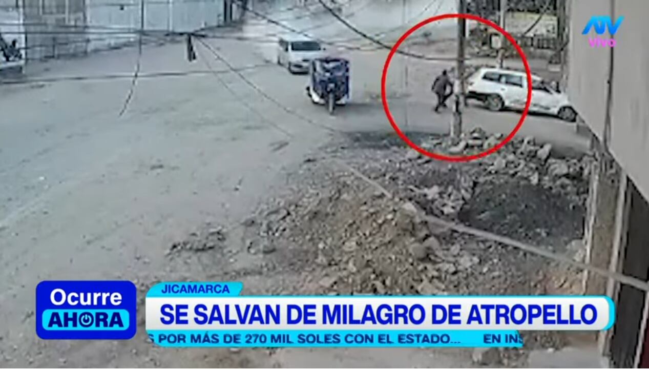 Camioneta fuera de control arrolla mototaxi y dos personas corren y se salvan en Jicamarca.