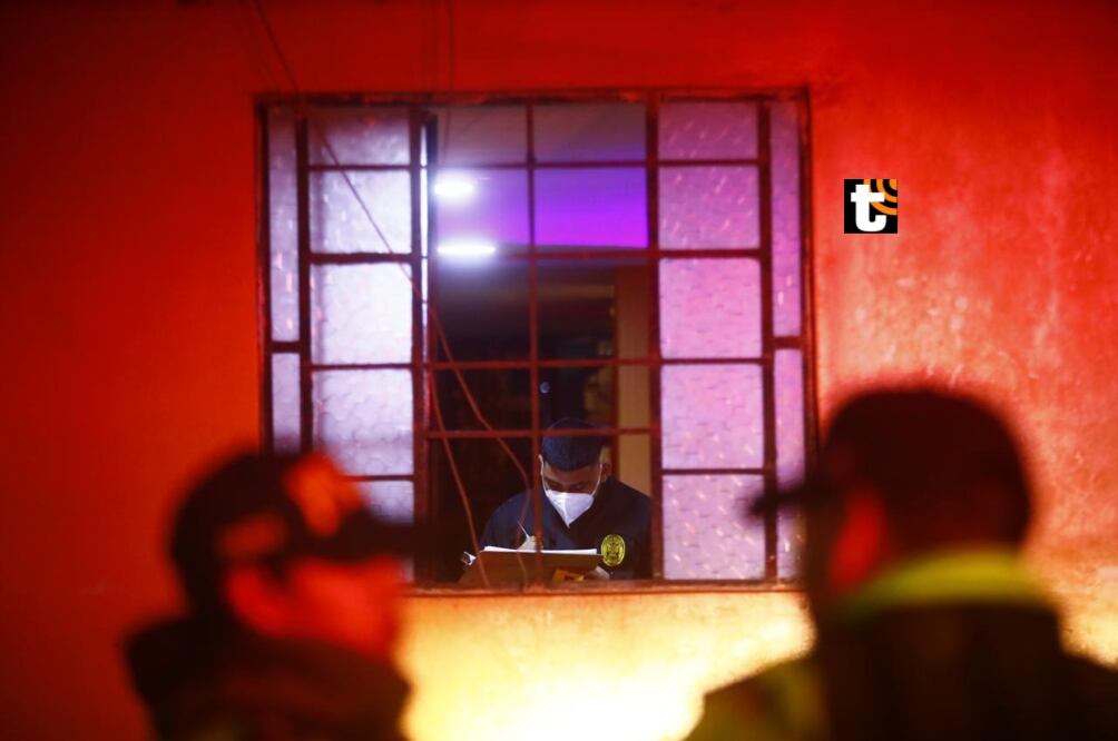 Los peritos de criminalística hallaron tres casquillos de bala en el frontis de la casa.