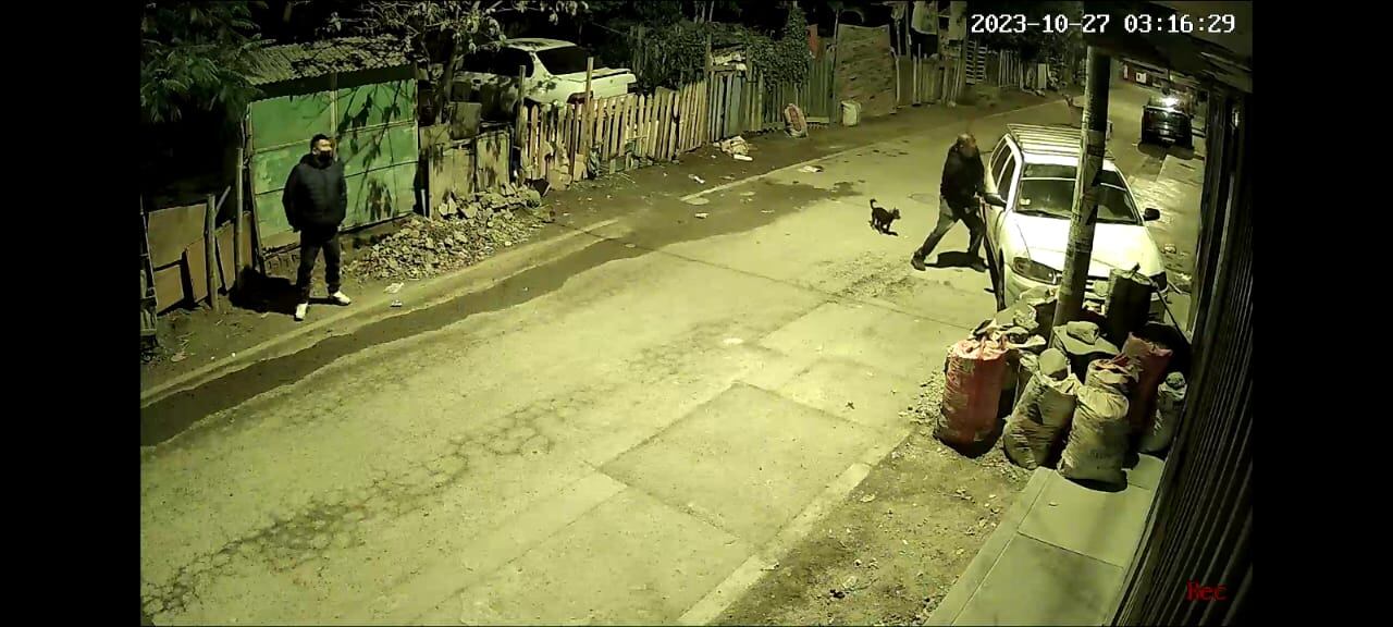 Los hampones se acercan al vehículo de la víctima e intentan forzar la cerradura.