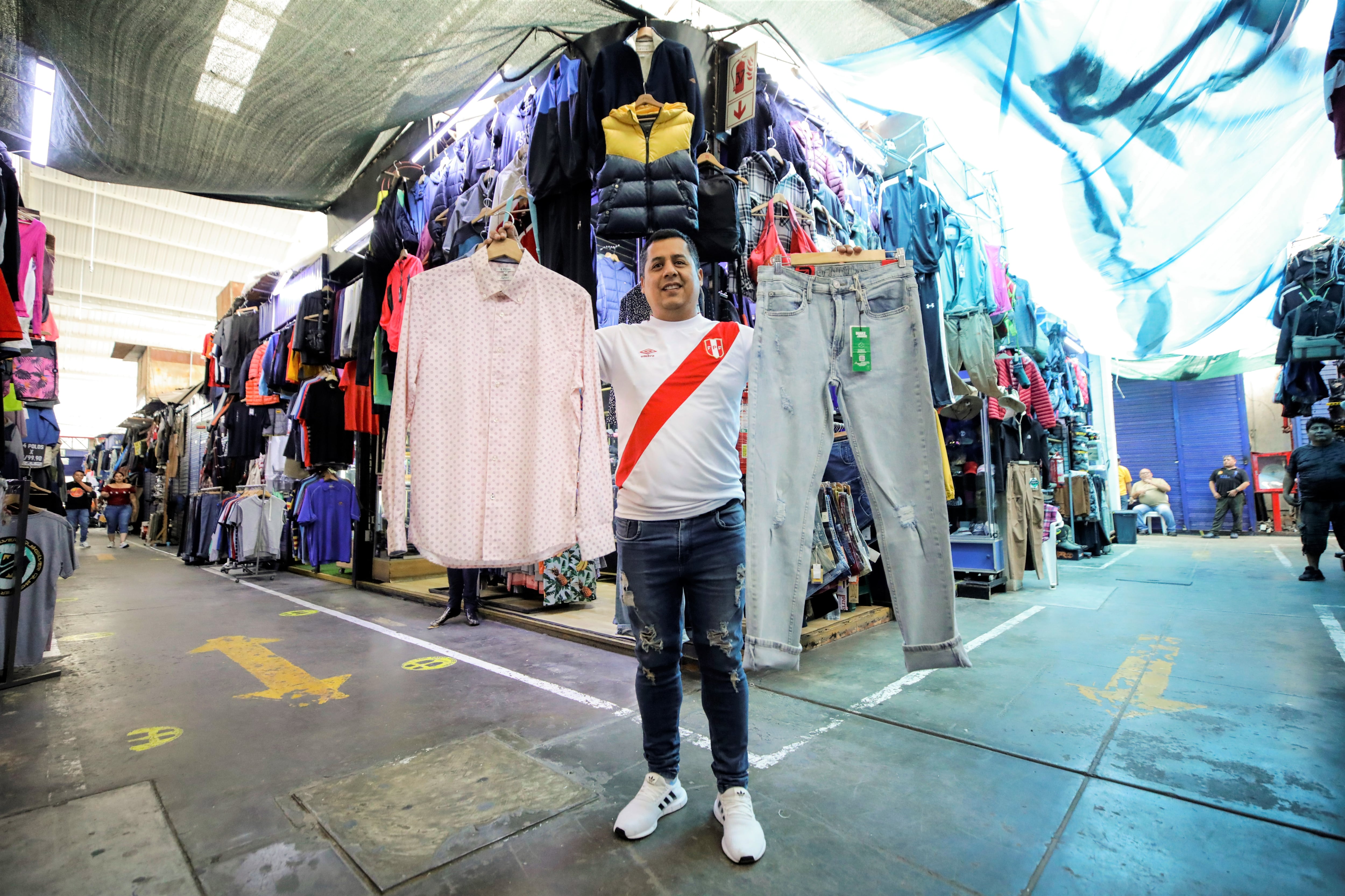 Outfit con poco presupuesto: el jean con la camisa en menos de 100 soles.