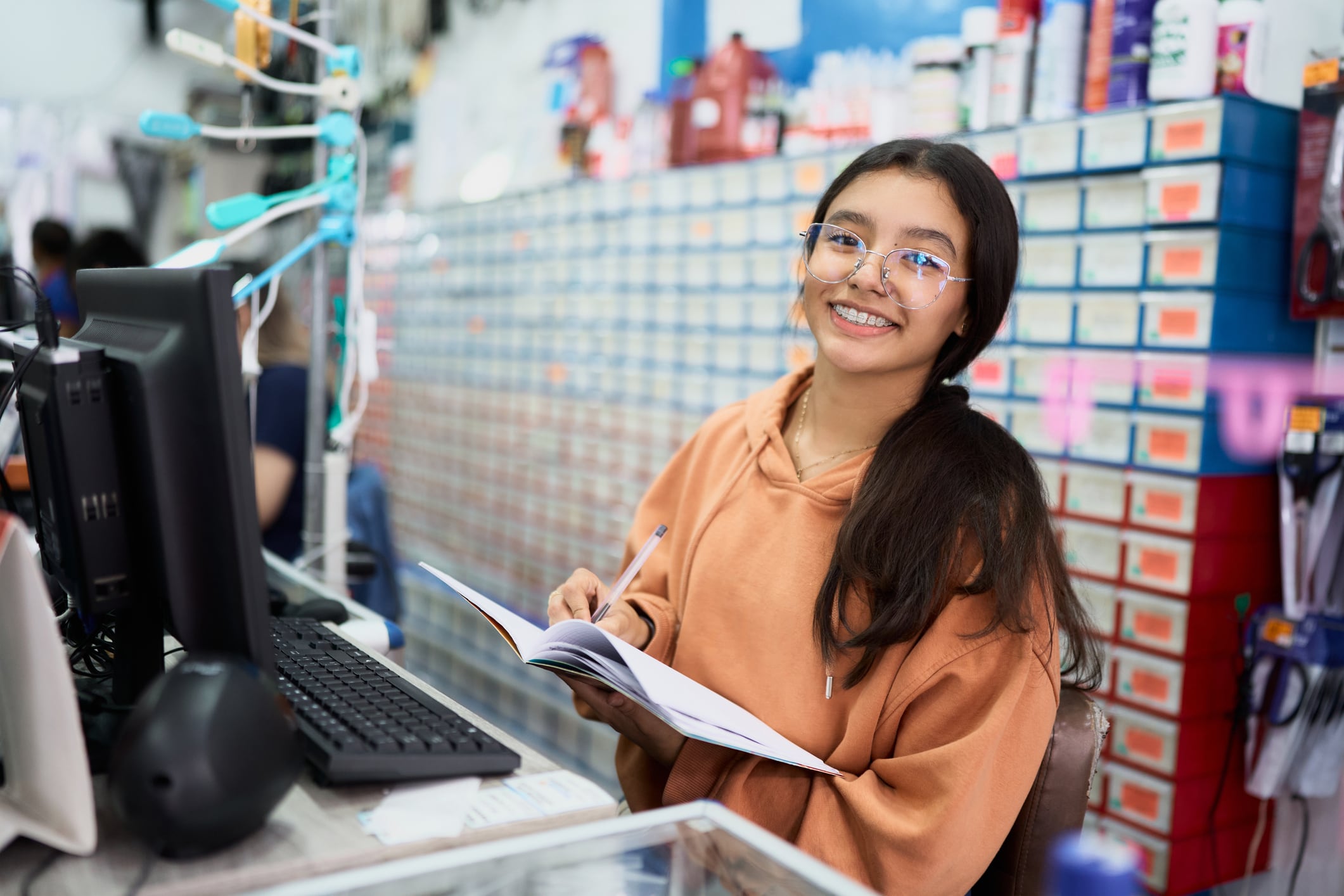 Joven ya se adaptó al nuevo horario de trabajo. Foto: Istock