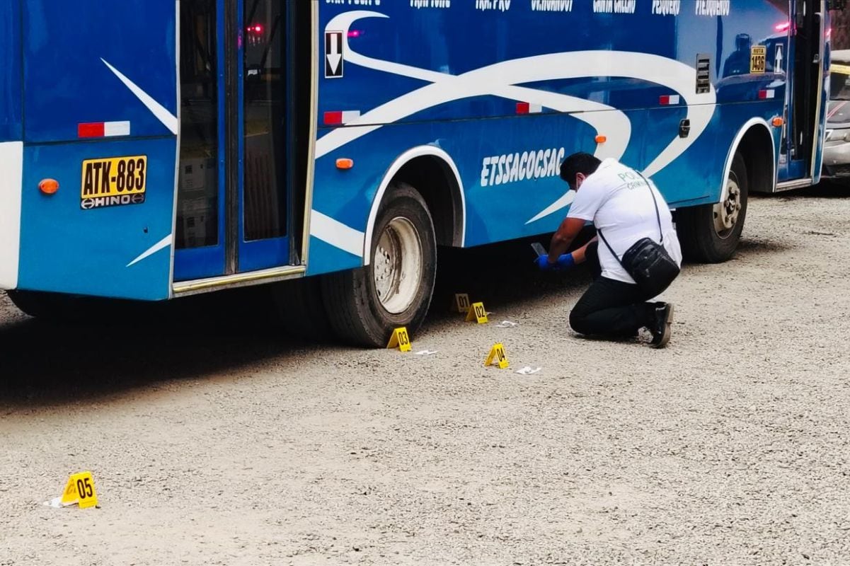 Balean bus de ‘Los Azules de Collique’ en su paradero inicial. Solo se reportaron daños materiales. Fotos: @photo.gec