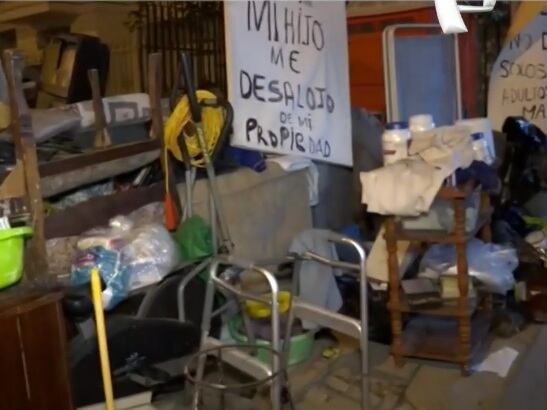 Todas las pertenencias de la anciana fueron sacadas a la calle. (Captura Panamericana)