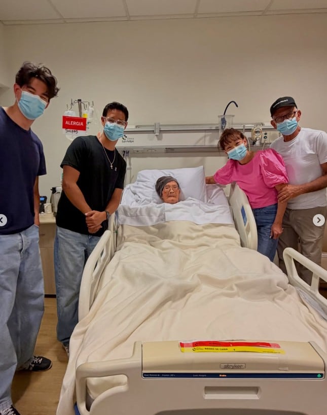 El músico compartió una emotiva fotografía desde la clínica junto a uno de sus seres queridos.