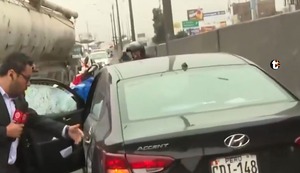 ¡Pánico en Los Olivos! Mujer se desmaya tras brutal choque con camión en la Panamericana Norte