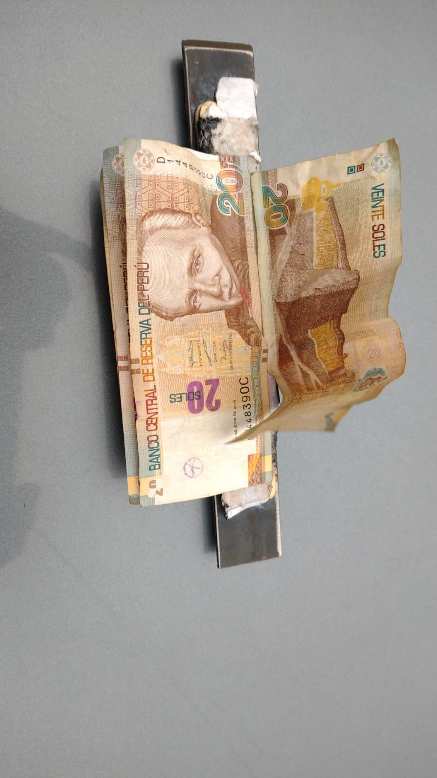 Una de las tres regletas que se les incautó. Esta tenía pegado 80 soles.