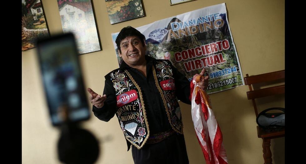 Por la pandemia empezó a cantar por Facebook y tuvo gran acogida. Ahora tiene unas 3 o 4 presentaciones a la semana.