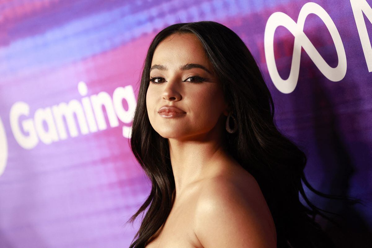 Becky G llega al Power of Young Hollywood 2022 de Variety en NeueHouse Hollywood el 11 de agosto de 2022 en los Ángeles, California (Foto: Michael Tran / AFP)