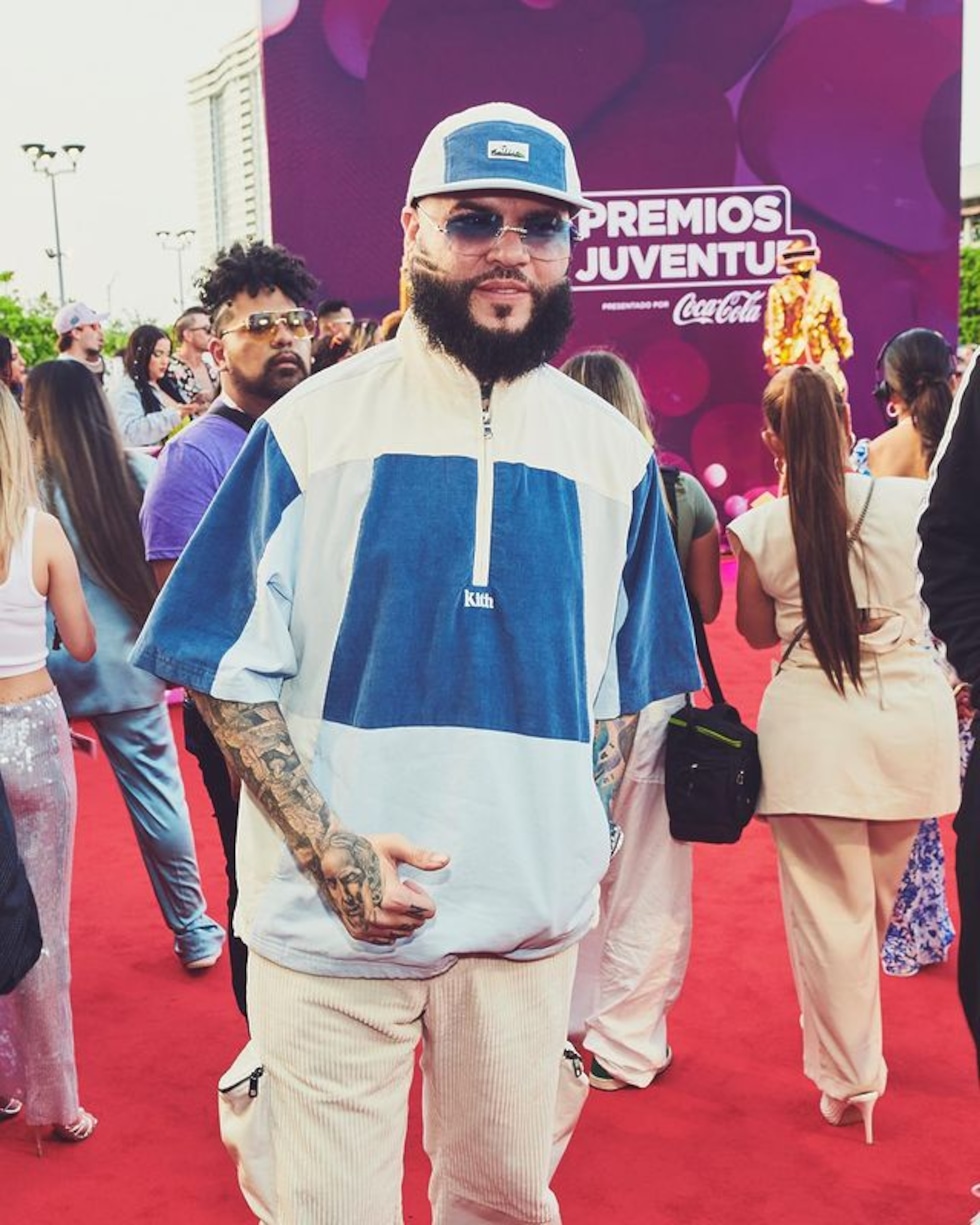 El cantante puertorriqueño llegó al evento musical con un look urbano. (Foto: @premiosjuventud).