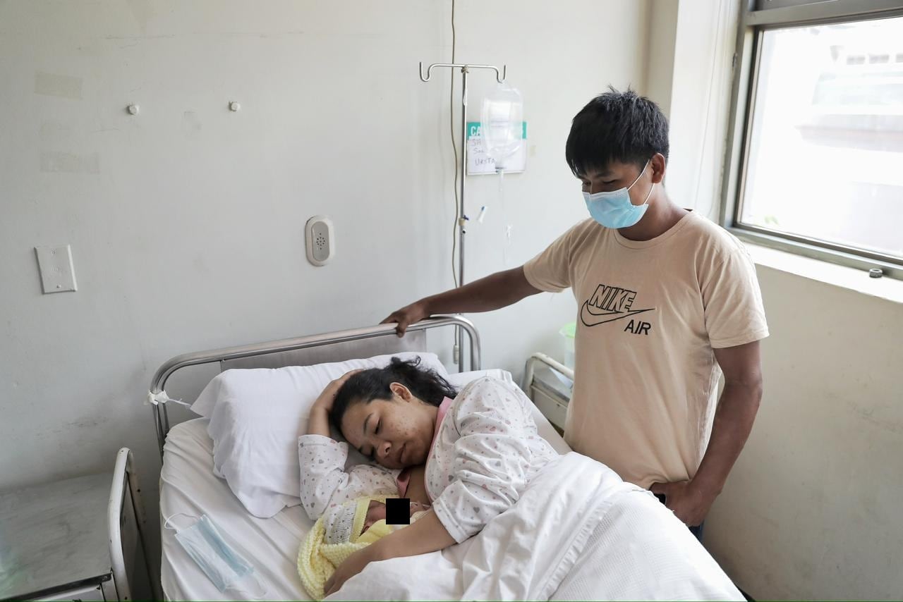 Madre dando de lactar a su bebé nacido este 25 de diciembre. Fotos: Joel Alonzo / @photo.gec.