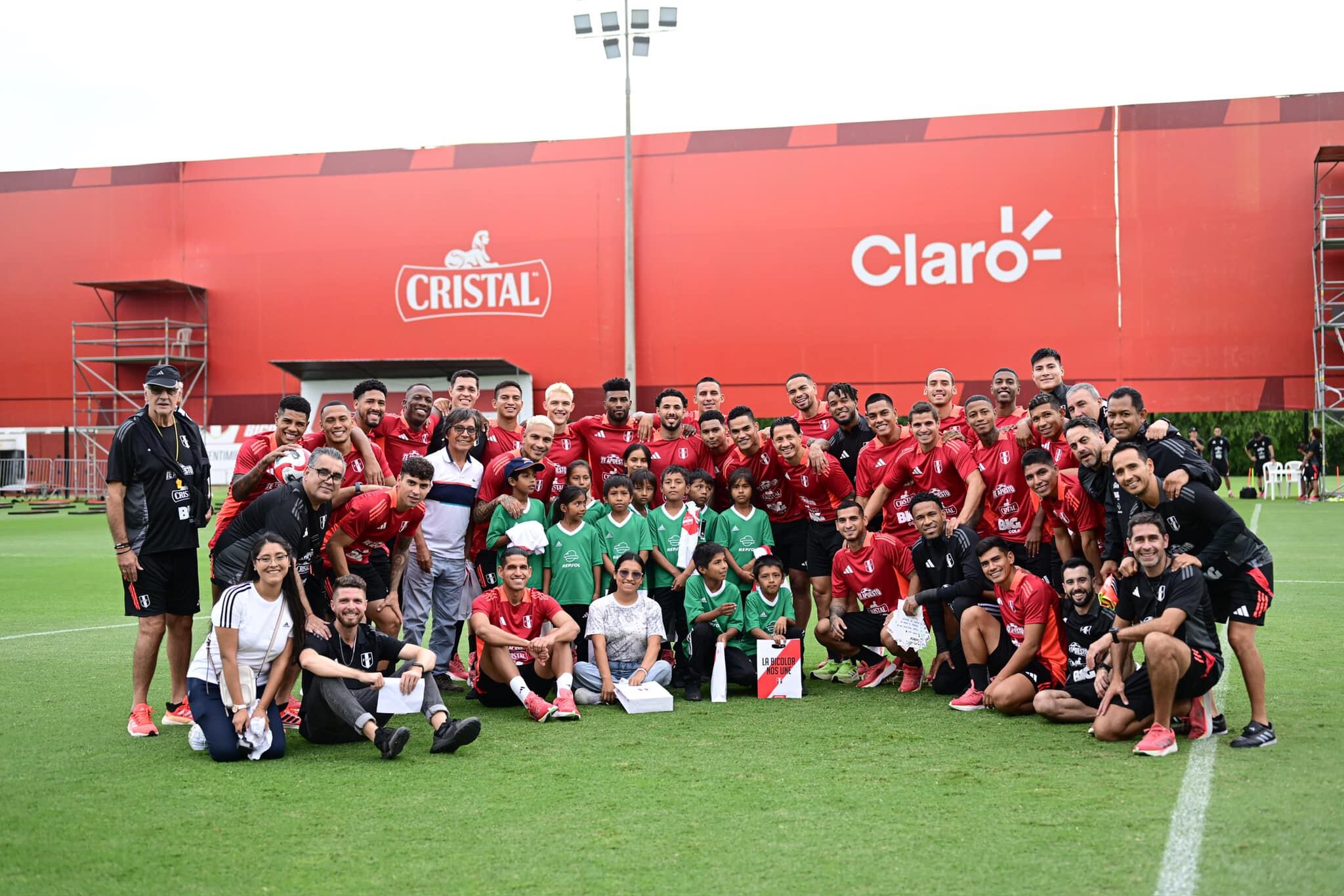 Selección peruana recibió visita de comunidad de niños. Foto: La Bicolor