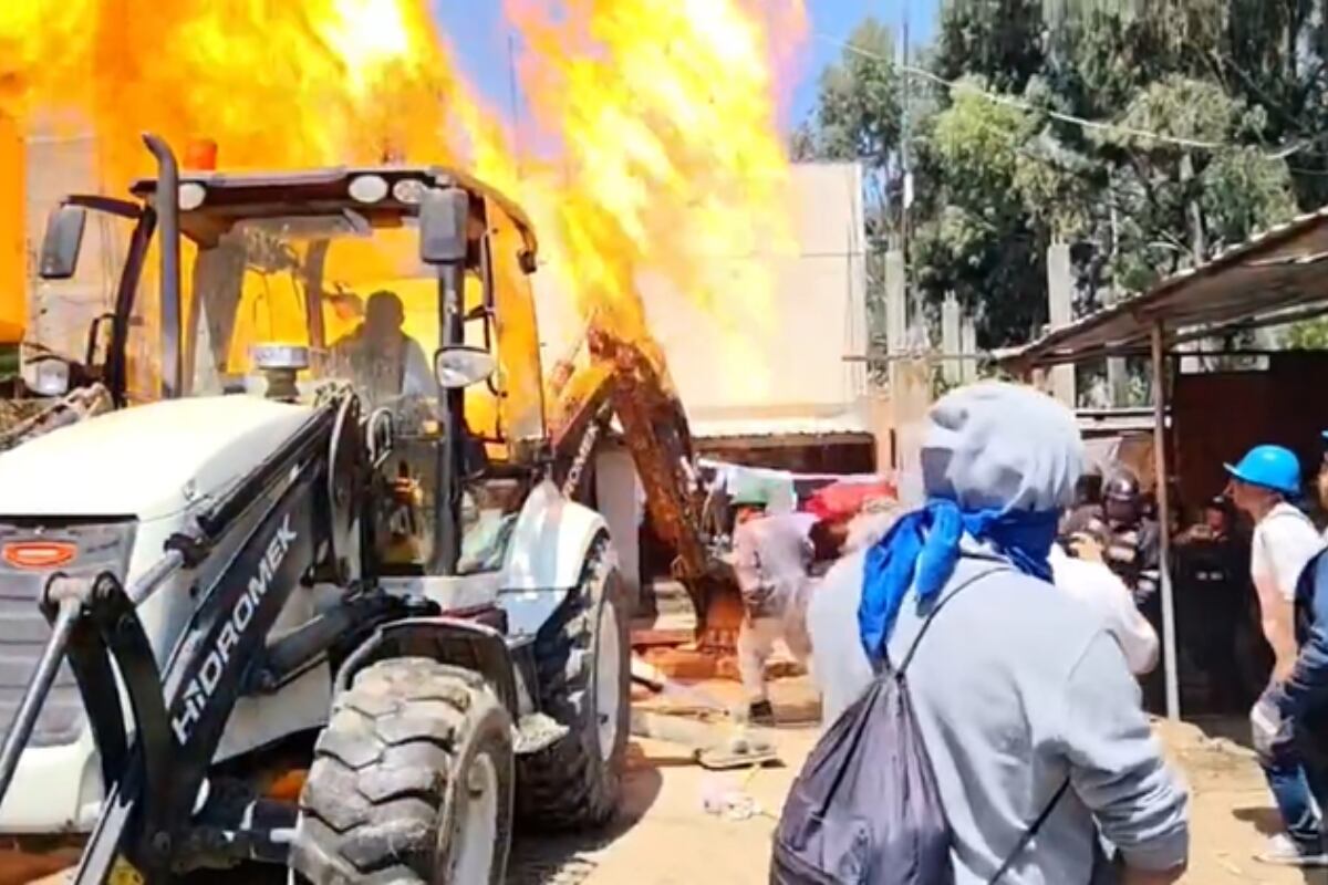 ¡Baño de fuego en Huancayo! Arrojan gasolina y prenden fuego a nueve trabajadores municipales durante desalojo