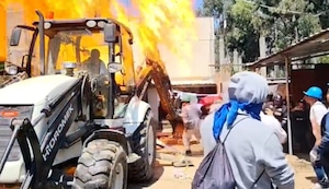 ¡Baño de fuego en Huancayo! Arrojan gasolina y prenden fuego a nueve trabajadores municipales durante desalojo