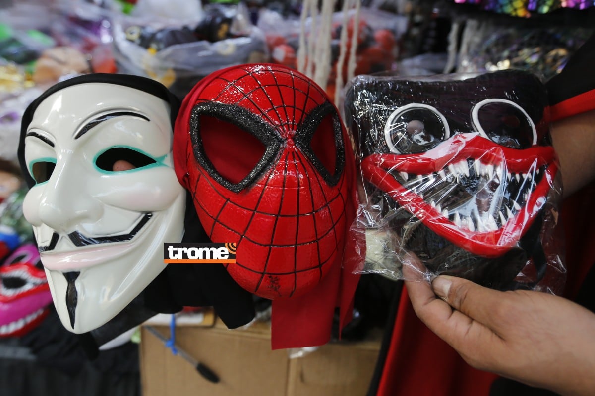 Crece la demanda de disfraces ý máscaras para Halloween en el Mercado Central y Mesa Redonda. (Entrevista Isabel Medina / Fotos Violeta Ayasta / Trome).