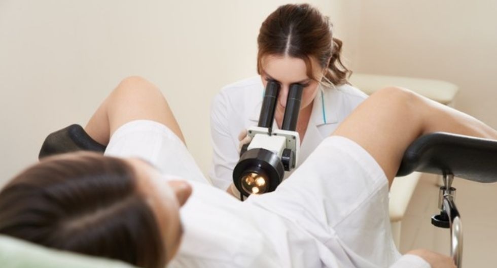 El Papanicolaou es una prueba que detecta lesiones precancerosas y/o cancerosas del cuello uterino.