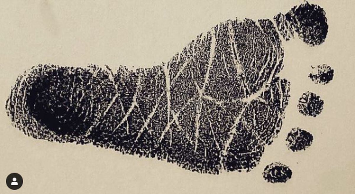 Huella del pie de Liam. (Foto: Fernanda Castillo / Instagram)