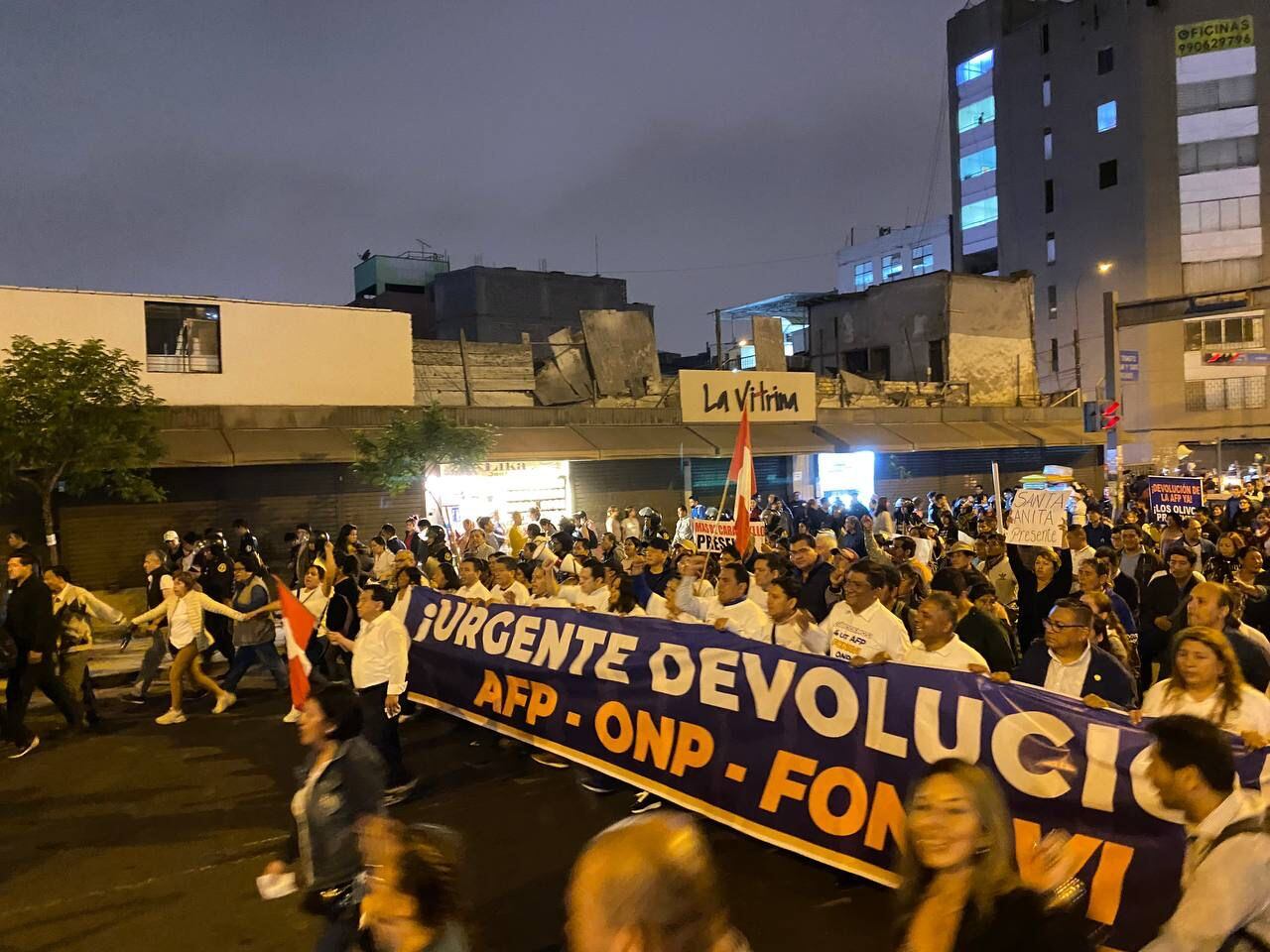 Personas marchan por las calles de Lima, para exigir ley que permite nuevo retiro de hasta 4 UIT de las AFP.