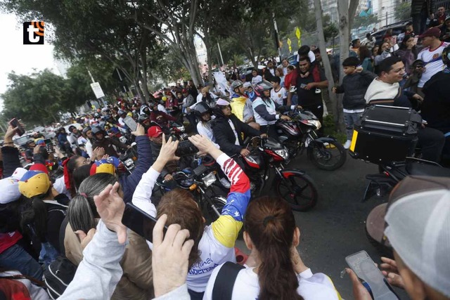 Ciudadanos venezolanos salen a las calles. Esperan la derrota de Nicolás Maduro
en las elecciones. (Foto: Mario Zapata @gec)