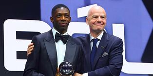 Premio The Best al mejor jugador repos en las manos de Ousmane Dembélé (Foto: Getty Images)