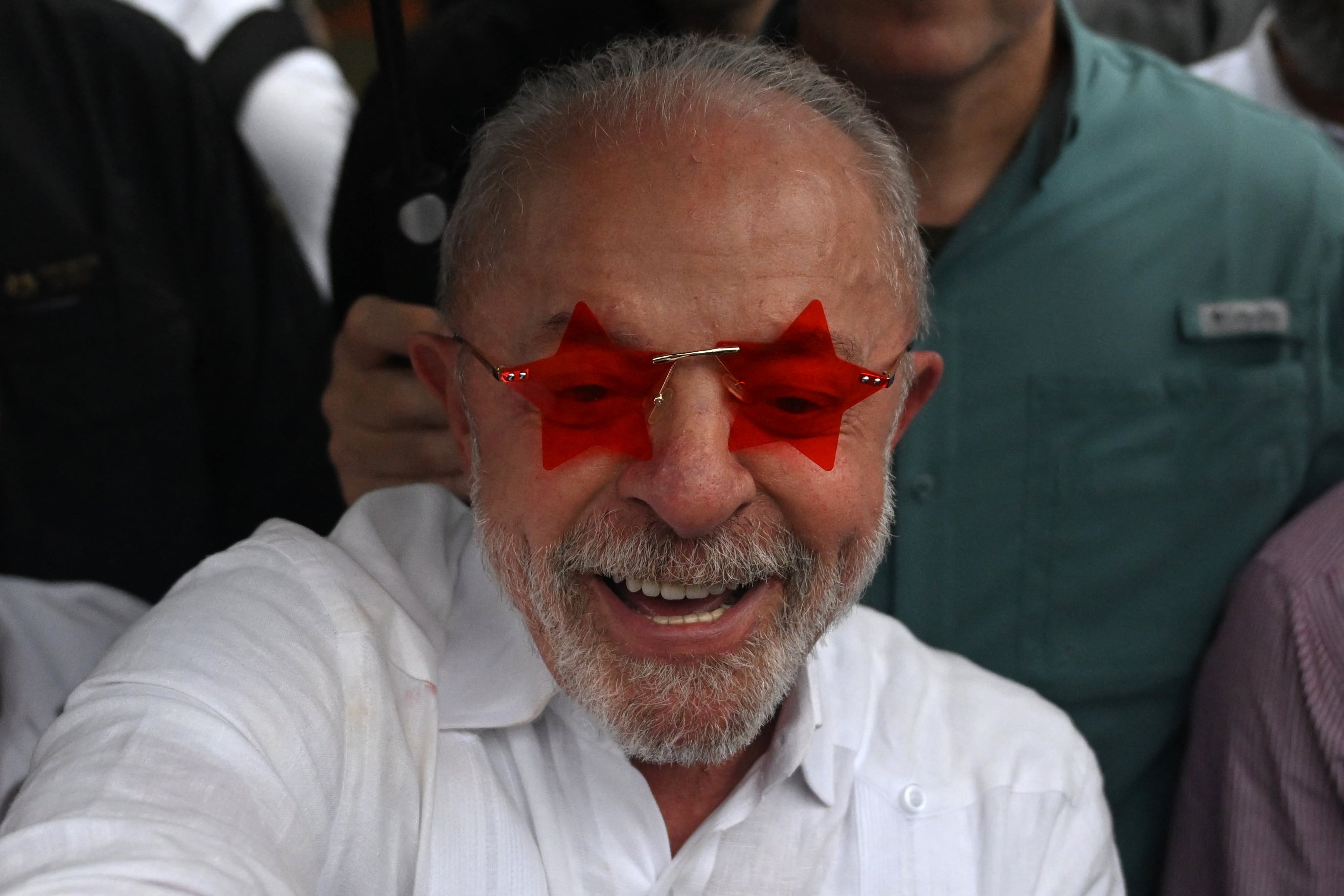 El presidente de Brasil y candidato a la reelección por el Partido de los Trabajadores (PT), Luiz Inácio Lula da Silva, con gafas en forma de estrella, saluda a sus simpatizantes el 25 de octubre de 2026. (Foto de Juan Barreto / AFP).