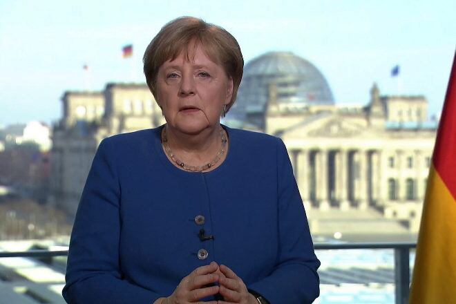 En Berlín, la capital del país liderado por la canciller Angela Merkel, las fiestas tendrán que celebrarse con un tope de hasta cinco personas, sin incluir menores de 12 años. (Fuente: EFE)