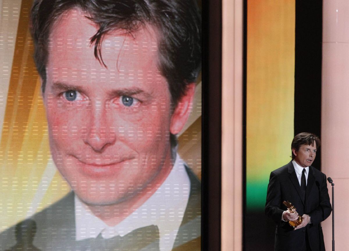 Michael J. Fox con su premio internacional a la trayectoria durante la entrega de la Goldene Kamera 2011 (premio de medios de la cámara de oro) de la editorial Axel Springer Verlag el 5 de febrero de 2010 en Berlín. (Foto: Piscina / Tobías Schwarz / AFP)