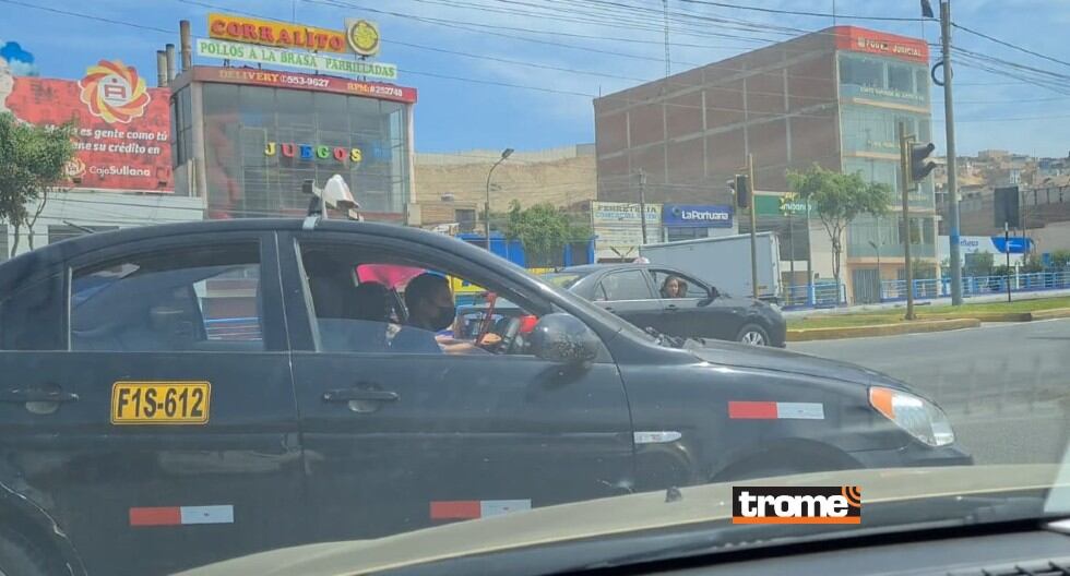 El conductor de un taxi fugó de intervención en Ventanilla, y en su huida casi arrastra a policía. (Arzobispado de Lima / Trome)