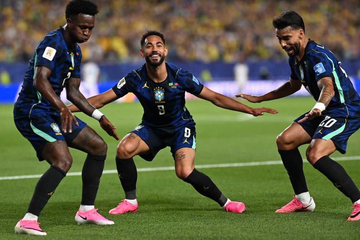 Vinícius y Cunha (2) marcaron los tantos. Paquetá celebra con ellos. (Foto: AFP)