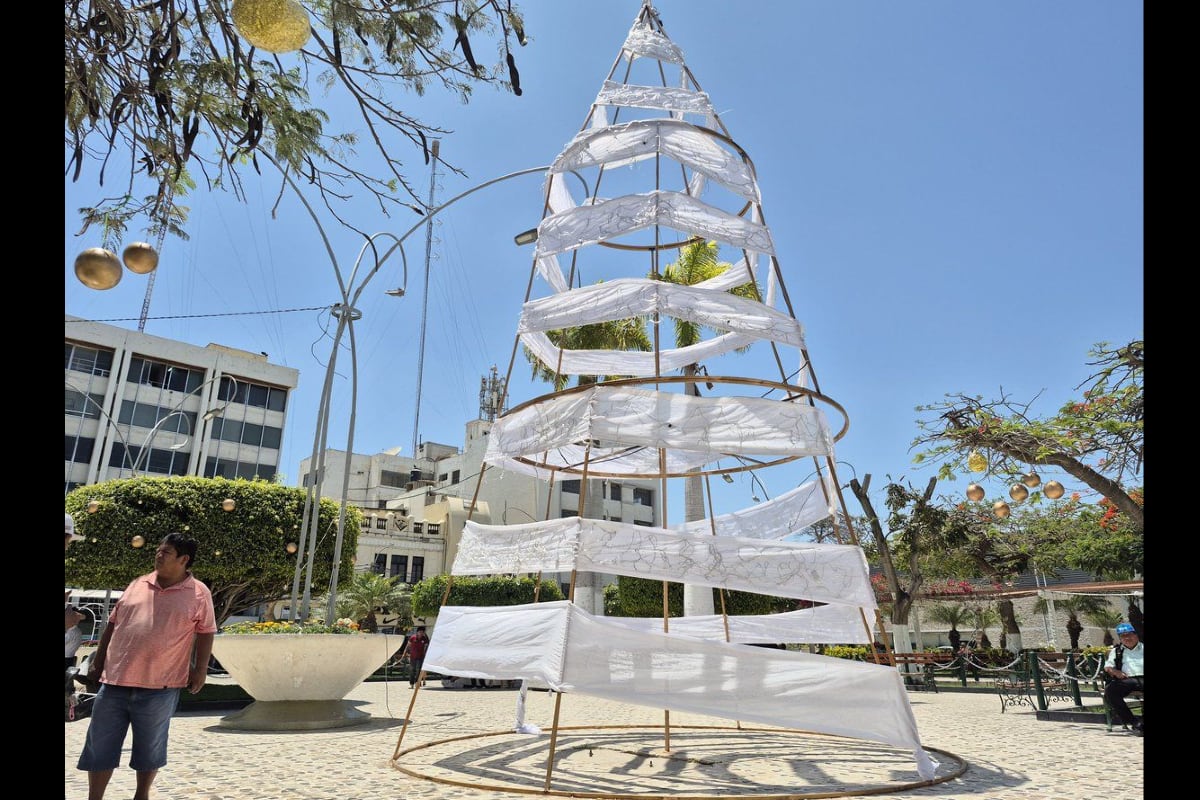 La polémica alrededor del árbol de Navidad en Chiclayo sigue abierta. Foto: @JavierOB17 / X