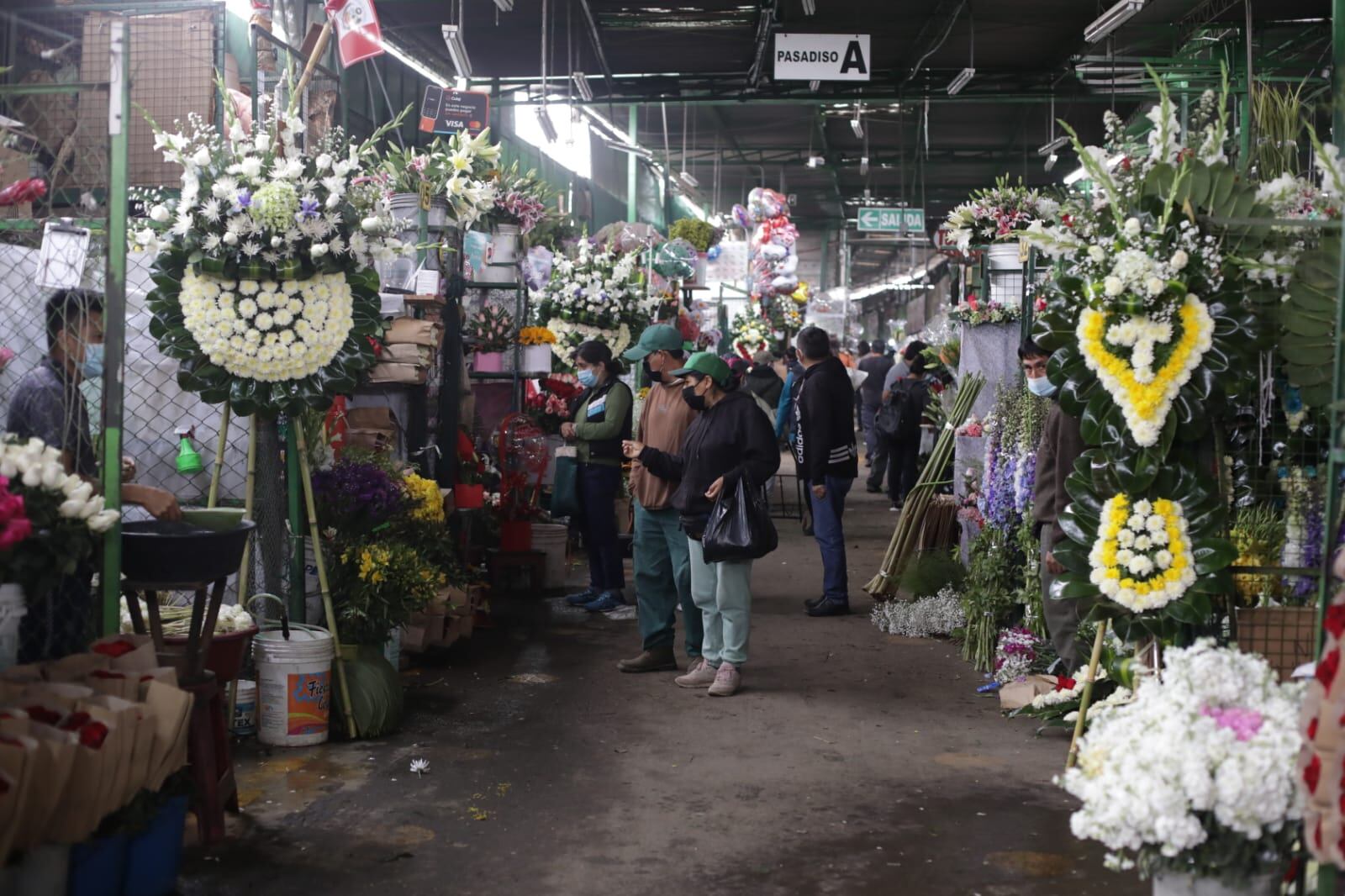 "Nos afecta bastante (el cierre de cementerios), no se puede vender”, manifestó otro vendedor a RPP.