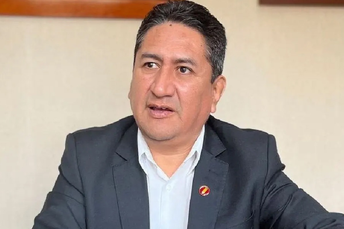 En febrero pasado, Cerrón fue sentenciado a cuatro años de prisión efectiva por colusión, pero luego de una apelación, la Sala de Apelaciones de Junín redujo la condena a tres años y medio.