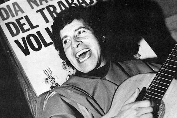 Juez chileno procesa a siete exoficiales del Ejército como responsables del asesinato del cantautor Victor Jara en 1973.