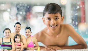 ¿Cómo cuidar a los niños en la piscina? ¿Debo estar detrás de ellos en todo momento?