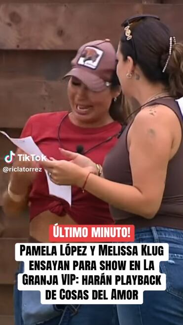 Melissa Klug y Pamela López practican 'playback' de la canción 'Cosas del Amor'.