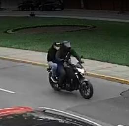 Captados por una cámara de seguridad en Surco antes de cometer el asalto. (PNP)