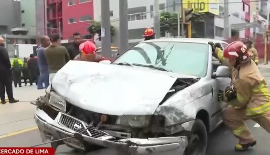 Bomberos trasladaron a heridos por accidente en la avenida Arequipa. (América)