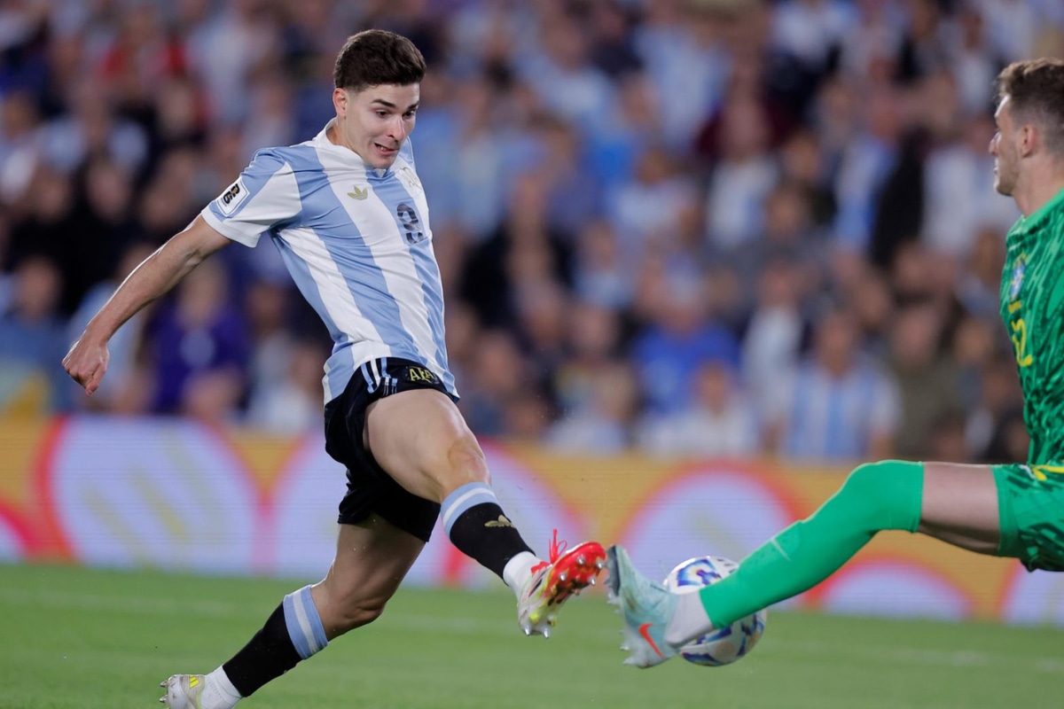 Argentina celebra la clasificación. Venció a Brasil y estará en el Mundcial del 2026. (Agencias)