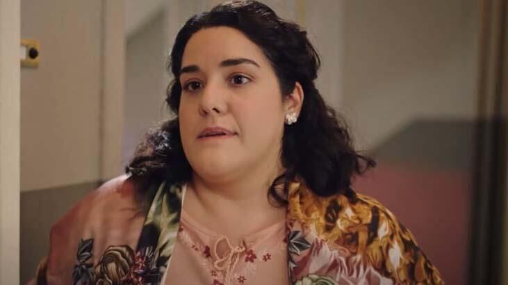 Oksan, una antigua conocida de Hikmet, llega a su hogar para hacerle una visita. (Foto: OGM Pictures)