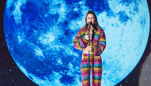 Cientos de fans de Tini Stoessel acuden al Palau Sant Jordi de Barcelona para su ansiado concierto