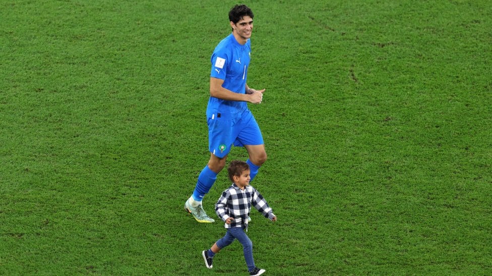 Luego del partido, Yassine Bounou celebra con su hijo la victoria de Marruecos por 1-0 ante Portugal (Foto: AFP)