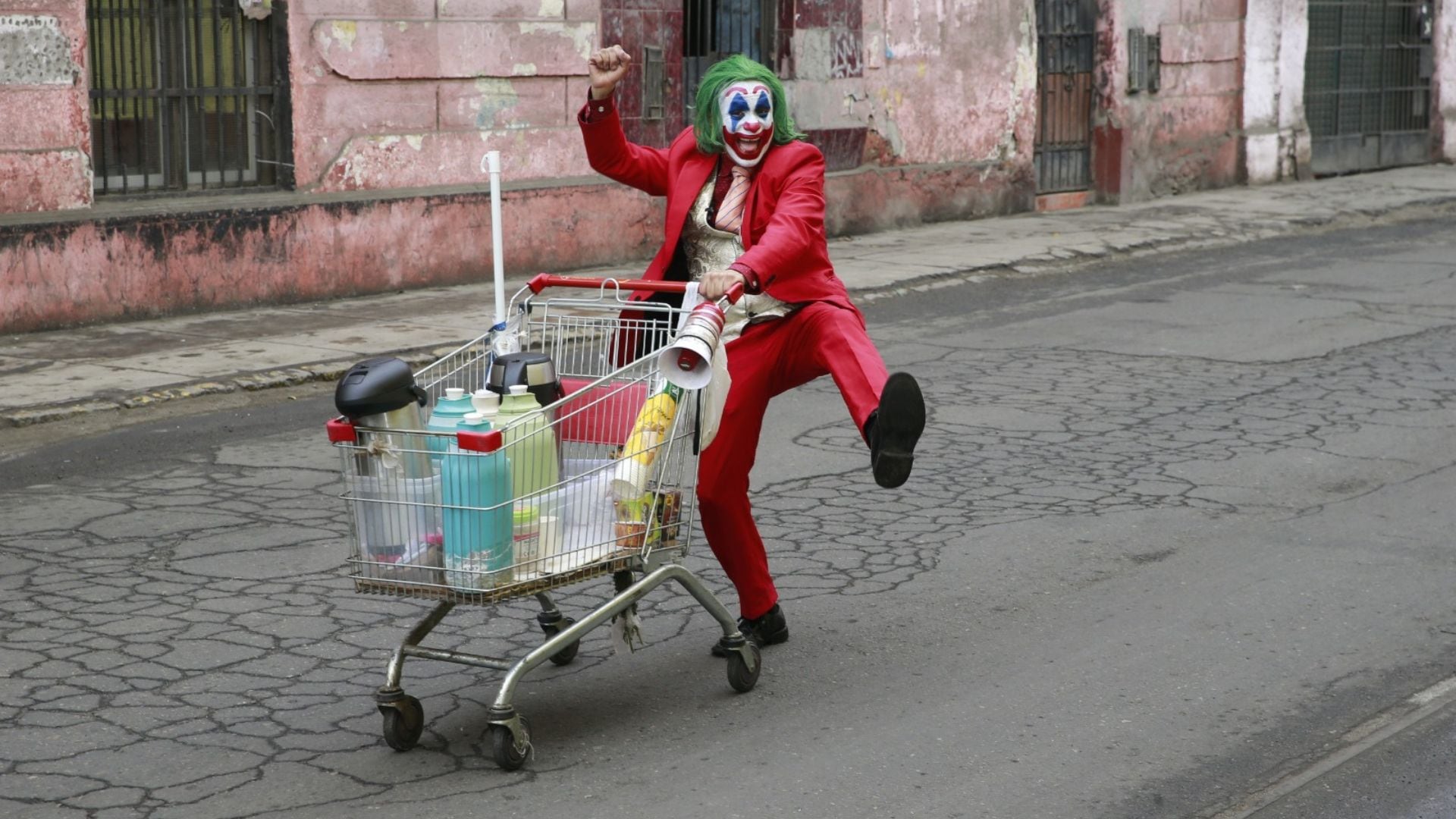 Roberto Marcos Martínez interpreta a personaje para vender café y panes con relleno. Foto: Allengino Quintana