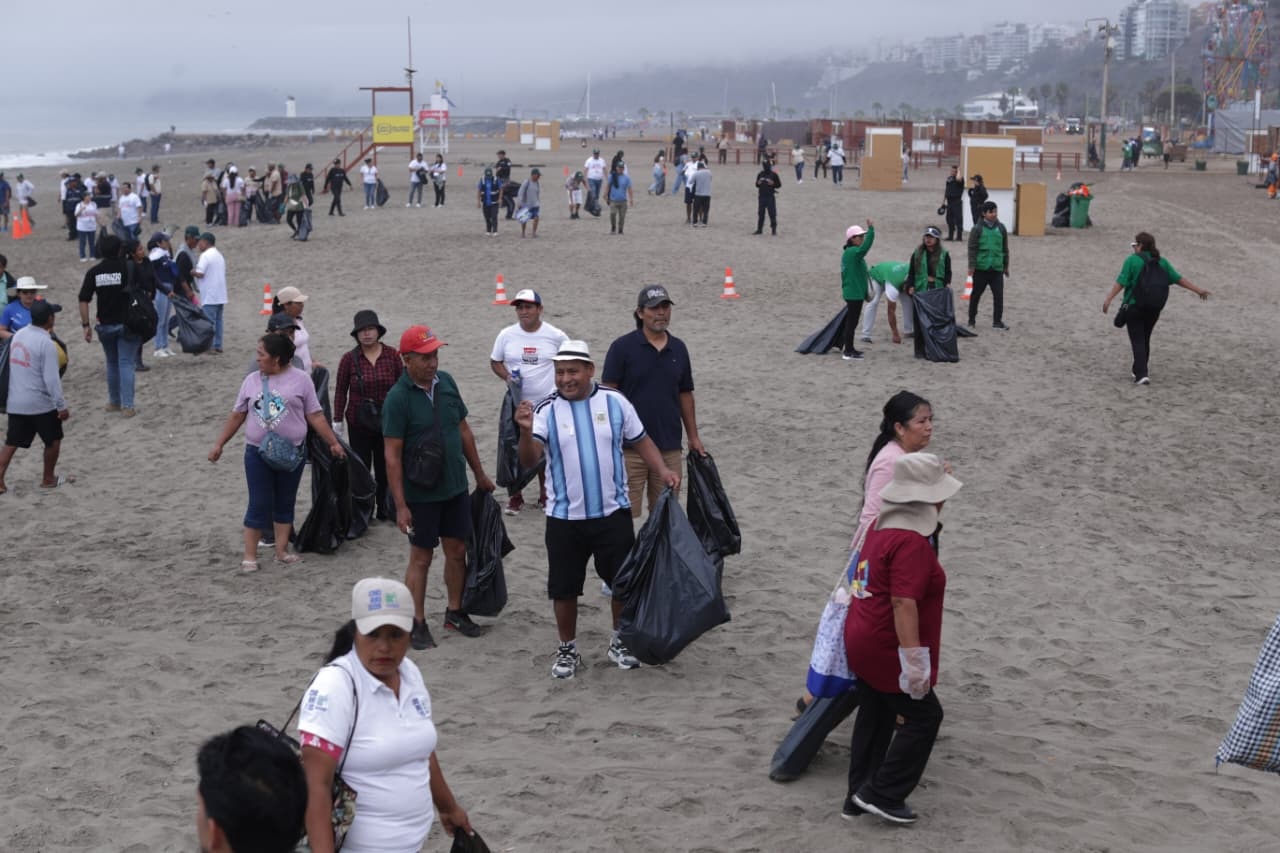 Voluntarios y personal de la Municipalidad de Chorrillos llevan a cabo labores de limpieza en la playa Agua Dulce, que permanece cerrada, el 15 de febrero de 2026. (Foto: Julio Reaño/@photo.gec)