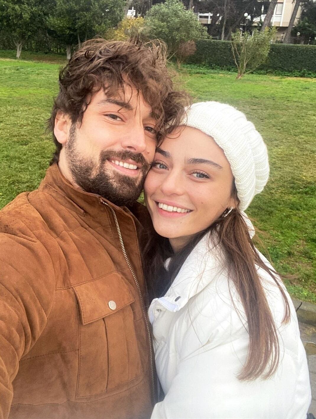 Fotografía publicada por el actor Alp Navruz donde aparece junto a su novia. (Foto: Alp Navruz / Facebook)