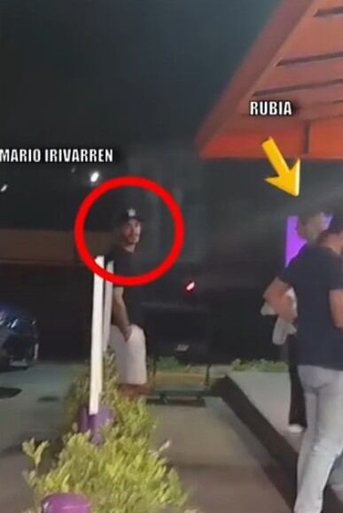 Mario Irivarren se percata que está siendo filmado.